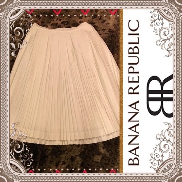 Banana Republic Dresses & Skirts - 👗Banana Republic white skirt